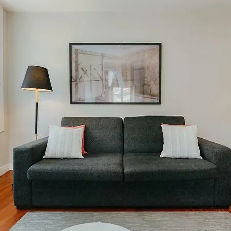 아파트 Misha's Modernistic & Spacious Apt @ Bairro Alto 리스본