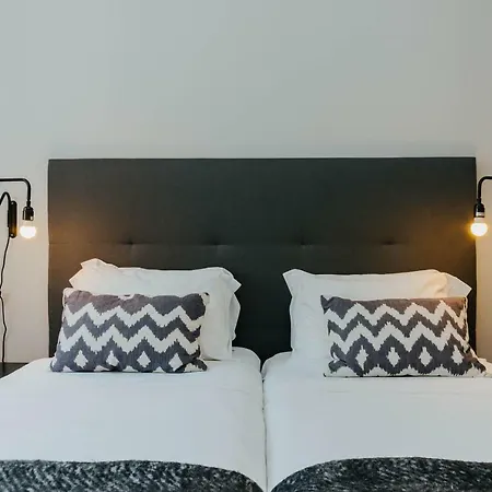 Misha's Modernistic & Spacious Apt @ Bairro Alto 리스본
